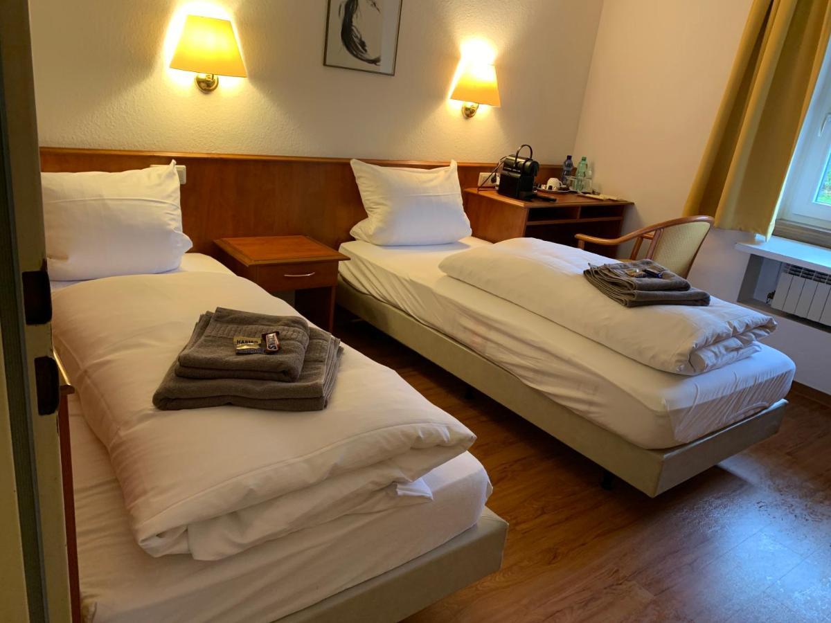 Gaestehaus An Der Rheinbruecke Altlussheim Esterno foto